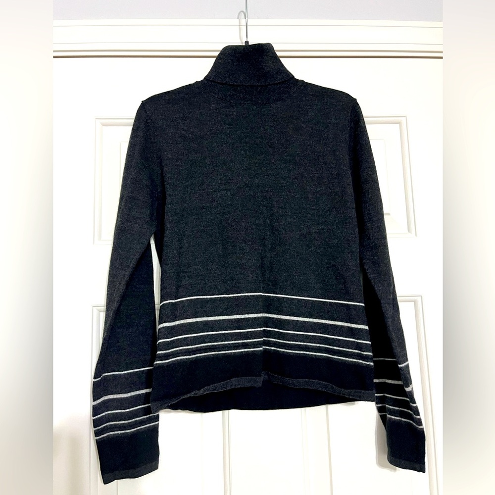 Like new wool turtle neck sweater in grey